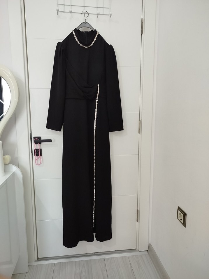 Uzun Kollu Siyah Nakışlı Uzun Abiye Elbise - Görsel 3