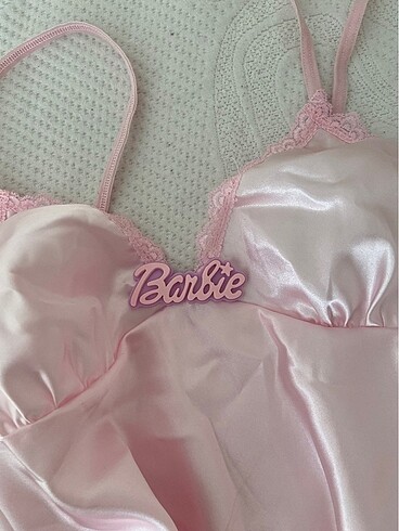 Urban Outfitters Barbie saten gecelik