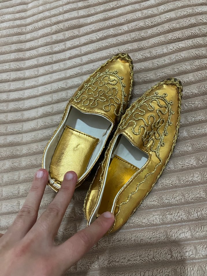 Erkek Çocuk Parlak Altın İşlemeli Özel Ayakkabı - Görsel 3