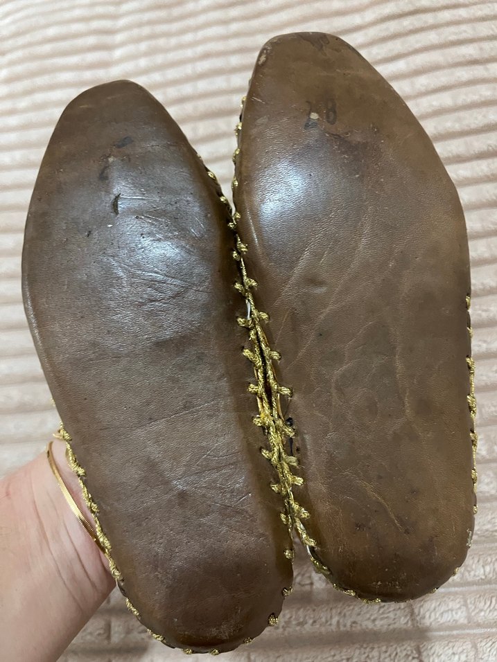 Erkek Çocuk Parlak Altın İşlemeli Özel Ayakkabı - Görsel 2