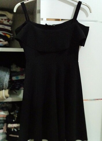 Siyah askılı elbise