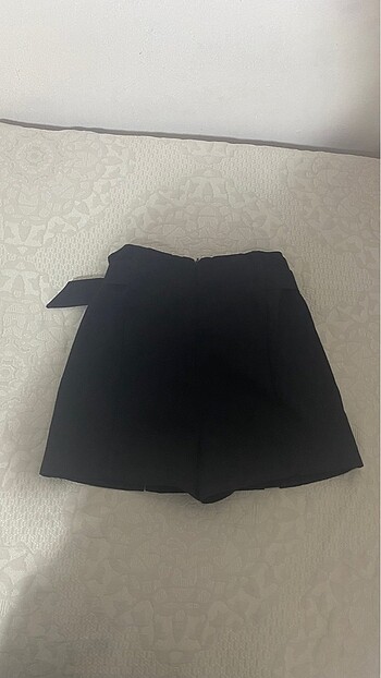 Bershka Siyah önü yırtmaçlı mini şortlu etek