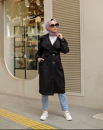 Siyah kol detaylı trençkot