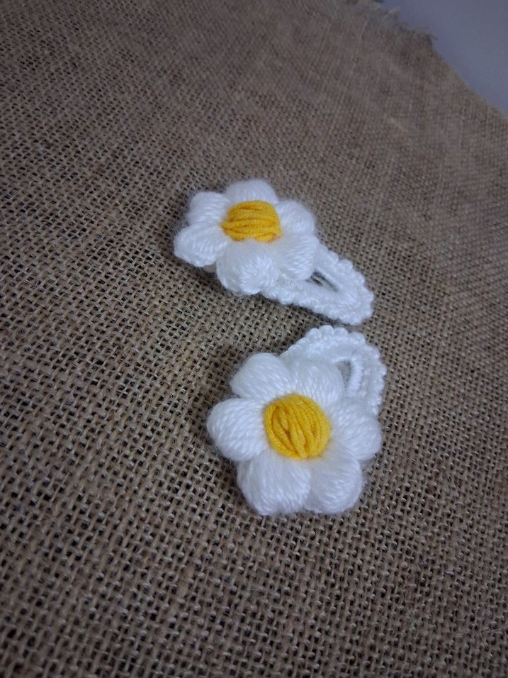 Beyaz Örgü Çiçekli Çocuk Toka - Görsel 2