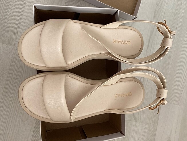 Deichmann Krem rengi sandalet