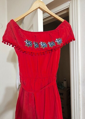 İspanyol kırmızı Madonna yaka uzun kat katlı elbise