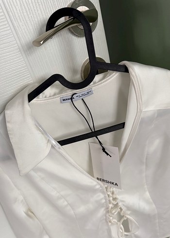 Düğmeli Beyaz Mini V Yaka Kadın Gömlek - Görsel 2