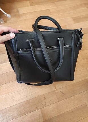 Stradivarius kol çantası askılı