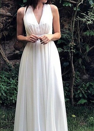 Beyaz uzun elbise sırt detaylı 