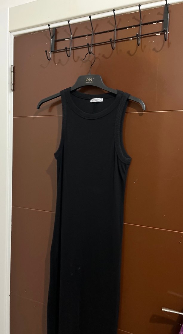 Siyah Yüksek Yakalı Uzun Kolsuz Elbise - Görsel 2