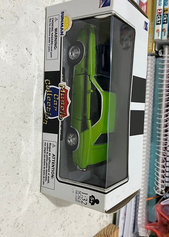 Parlak Yeşil Oyuncak Araba 1:32 Ölçek