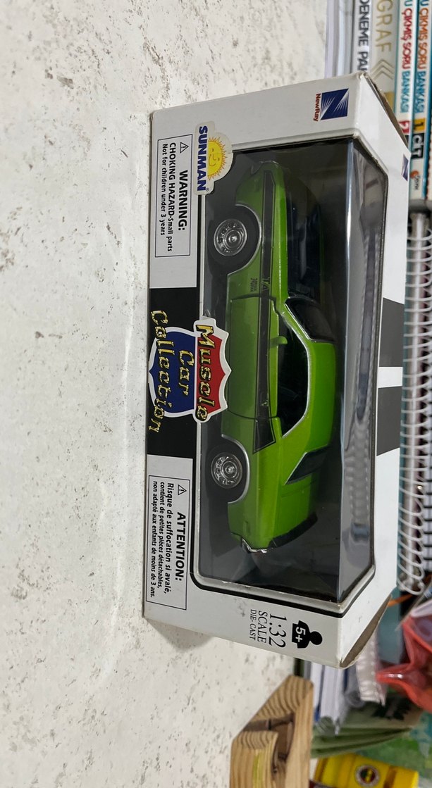 Parlak Yeşil Oyuncak Araba 1:32 Ölçek - Görsel 2