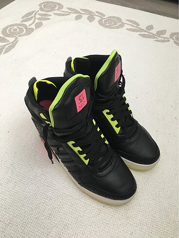 40 Beden Adidas Dolgu Topuklu Spor Ayakkabı