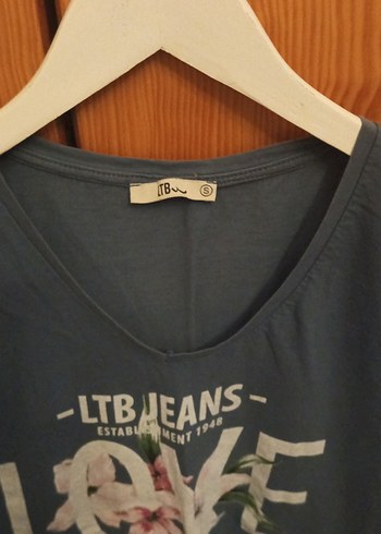 Mavi V Yaka Baskılı Tişört - Görsel 3