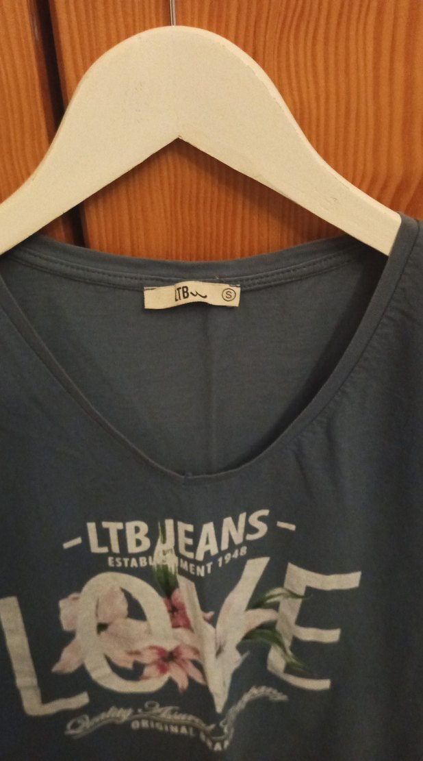 Mavi V Yaka Baskılı Tişört - Görsel 3