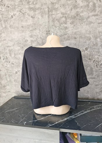 V Yaka Siyah Baskılı Crop Top - Görsel 3
