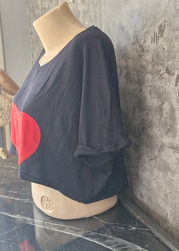 V Yaka Siyah Baskılı Crop Top - Görsel 2