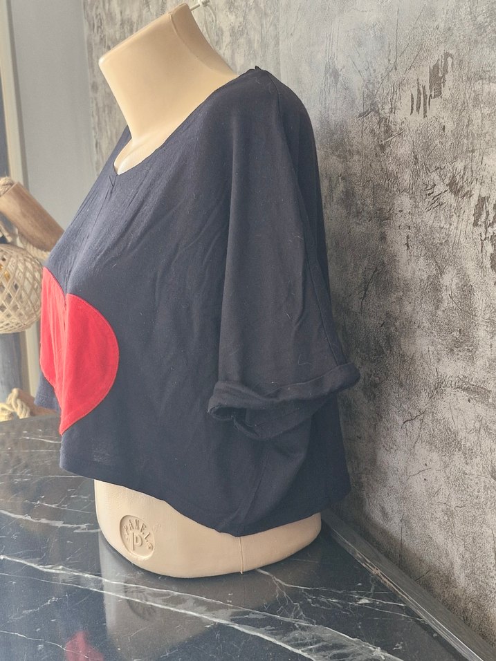 V Yaka Siyah Baskılı Crop Top - Görsel 2