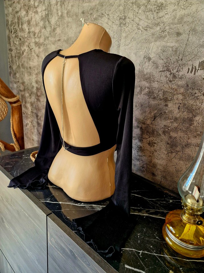 Drapeli Siyah V Yaka Gotik Sırtı Açık Mini Bluz - Görsel 5