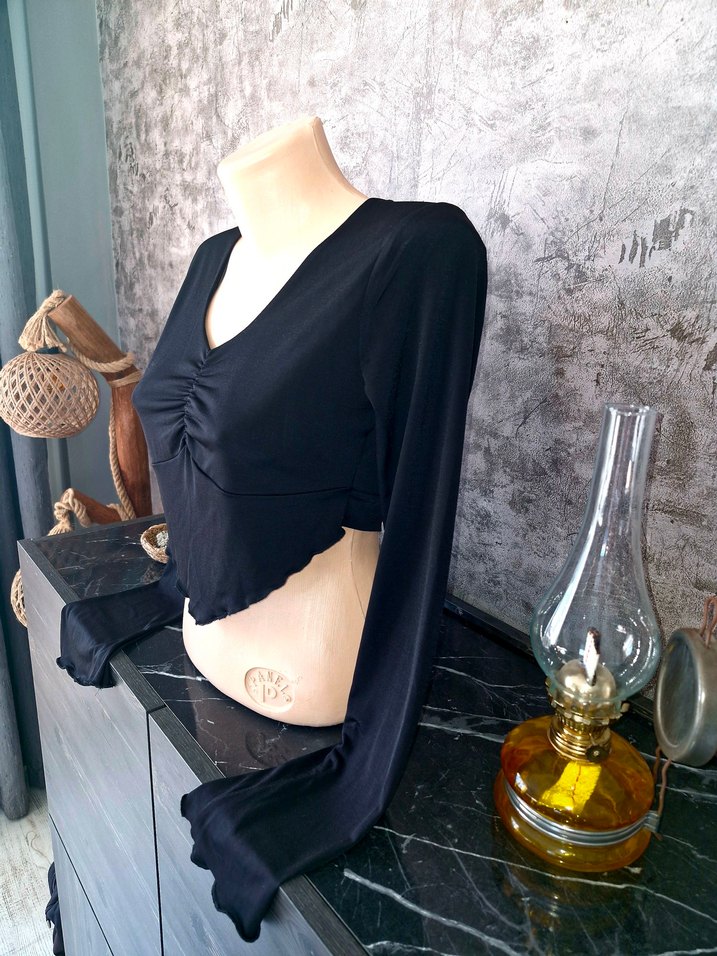 Drapeli Siyah V Yaka Gotik Sırtı Açık Mini Bluz - Görsel 3