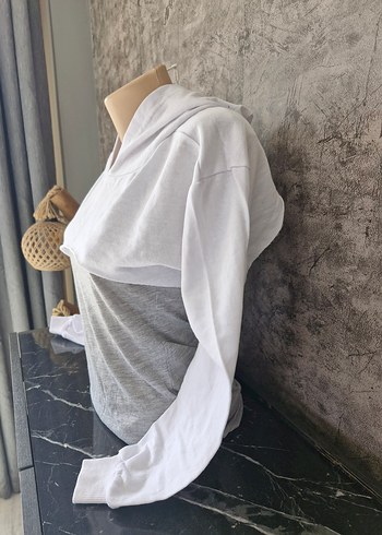 Beyaz Kadın Kapüşonlu Uzun Kollu Crop Sweatshirt - Görsel 2