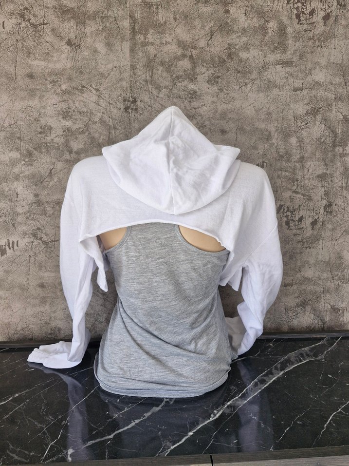 Beyaz Kadın Kapüşonlu Uzun Kollu Crop Sweatshirt - Görsel 3