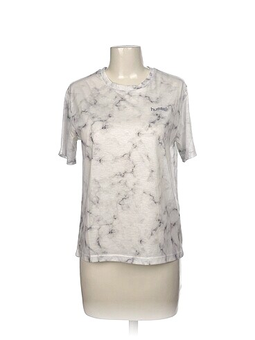 Hummel T-shirt %70 İndirimli.