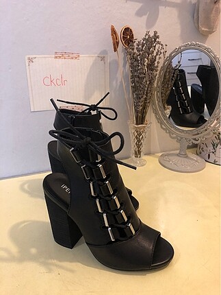 Metal Detaylı Bootie