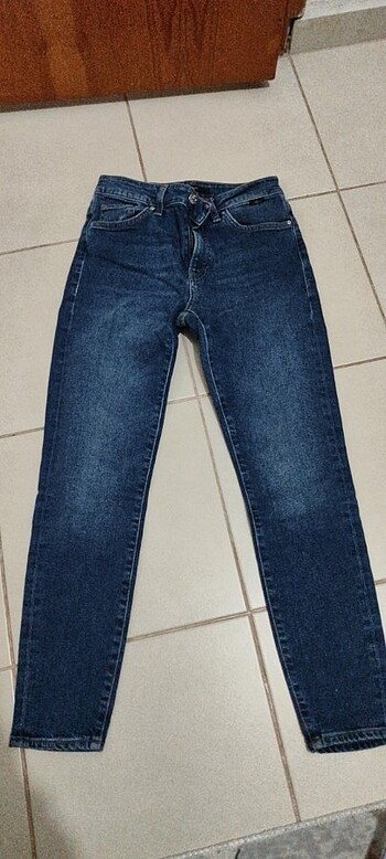 Kullanılmamış mavi jean