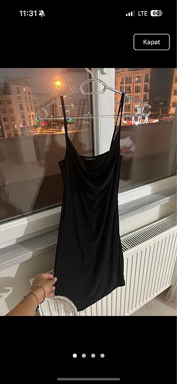 Degaje yaka yırtmaç detaylı elbise
