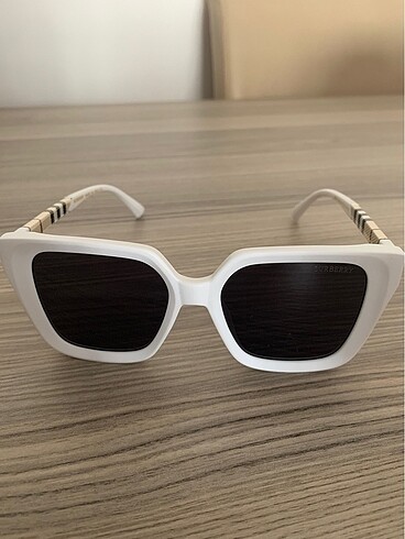 Beyaz Çerçeveli Burberry Güneş Gözlüğü