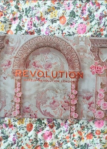 Revolution far paleti 