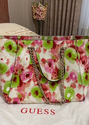 Guess Zincir Detaylı Pembe Çiçekli Kadın Çantası