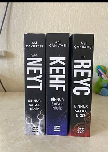 Asi Çakıltaşı Üçlü Roman Seti