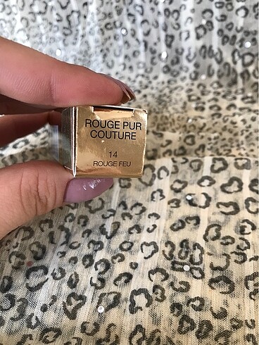 Beden YSL Rouge Pur Couture 14 rouge feu renk stick ruj