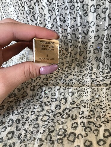 Beden kırmızı Renk YSL tatouage couture matte stain 8 black red code mat likit ruj