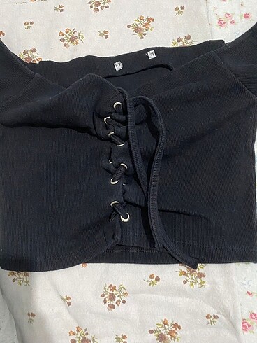 ASKILI DÜŞÜK YAKA CROP