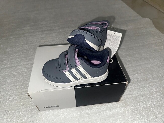 Adidas Unısex spor ayakkabı etıketlı