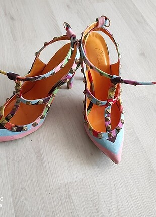 Renkli topuklu ayakkabı