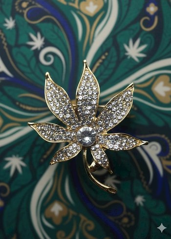 Altın Renkli Çiçek Figürlü Payetli Broş - Görsel 2