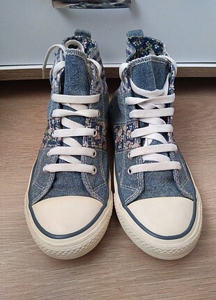 Kot görünümlü, çiçek desenli Converse