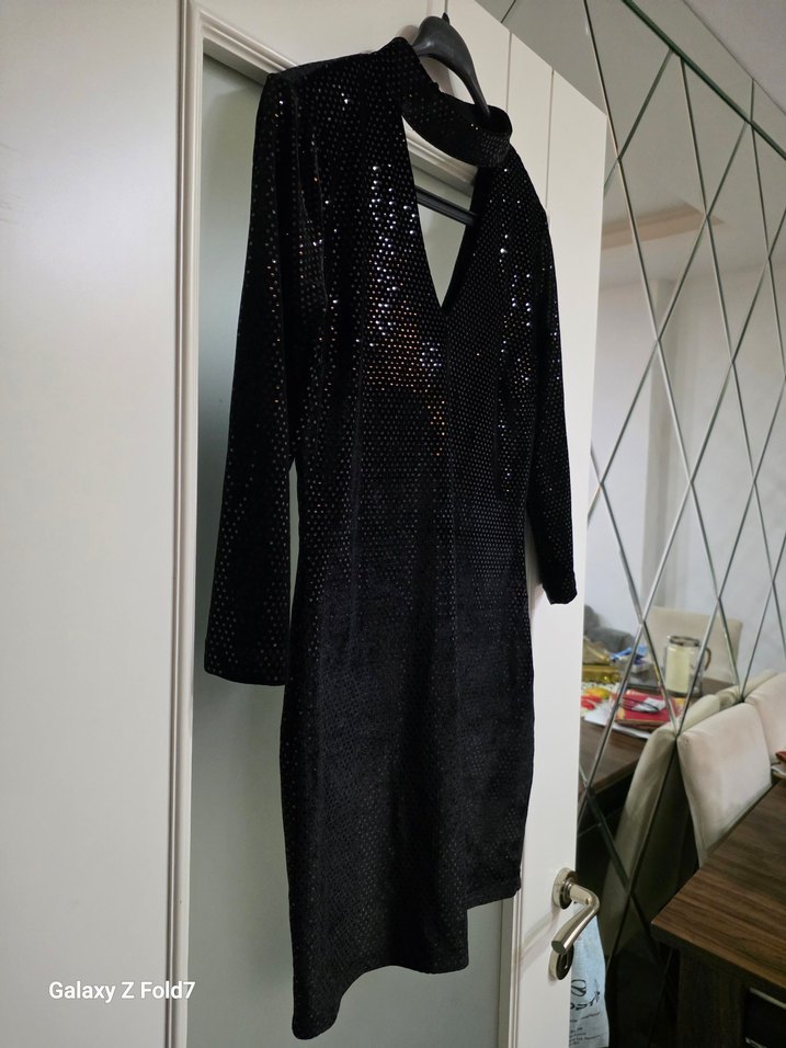 Koton 38 Beden Siyah Parlak Pul Detaylı V Yaka Midi Elbise - Görsel 5