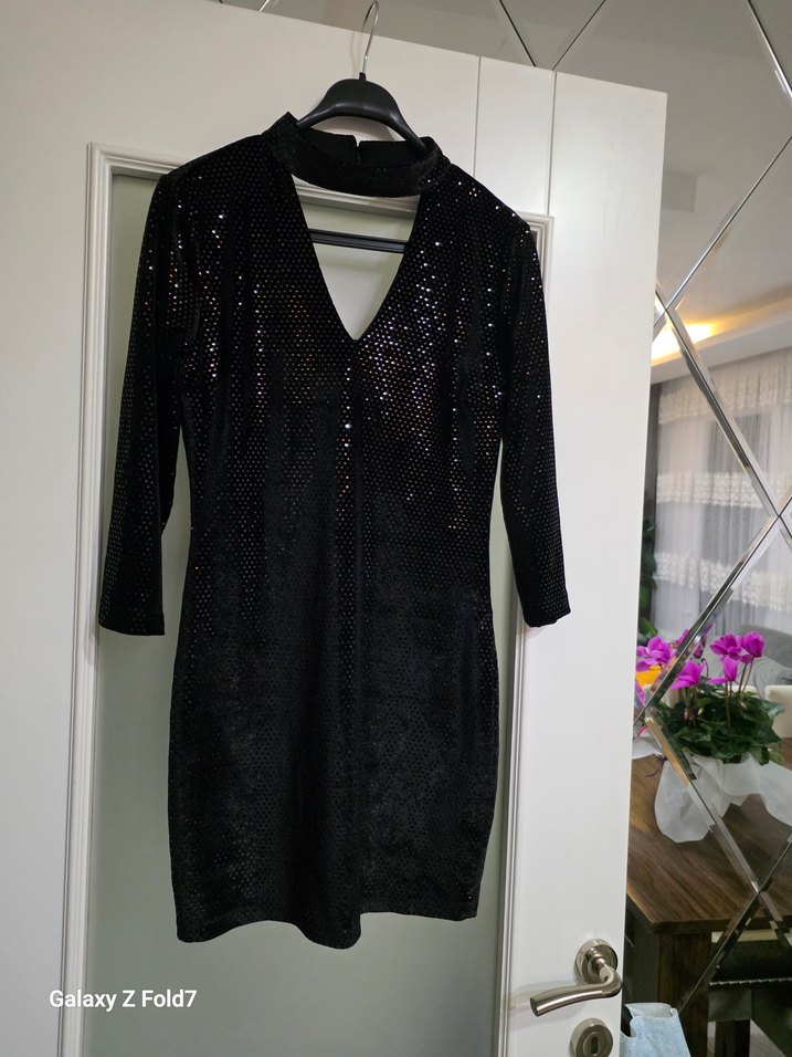 Koton 38 Beden Siyah Parlak Pul Detaylı V Yaka Midi Elbise - Görsel 3