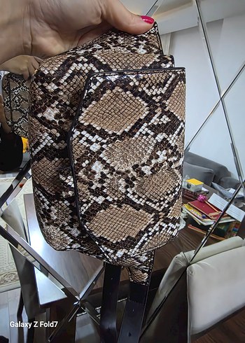 Mango Yılan Derisi Kemerli Bel Çanta - Görsel 8