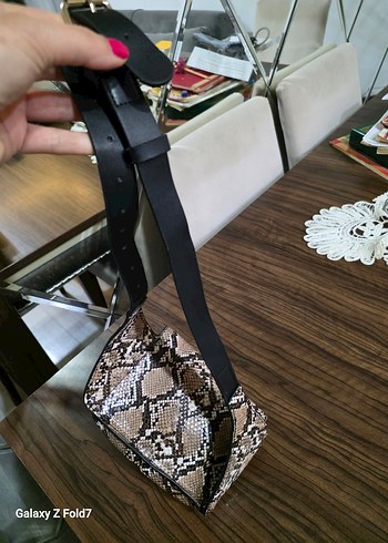 Mango Yılan Derisi Kemerli Bel Çanta - Görsel 7