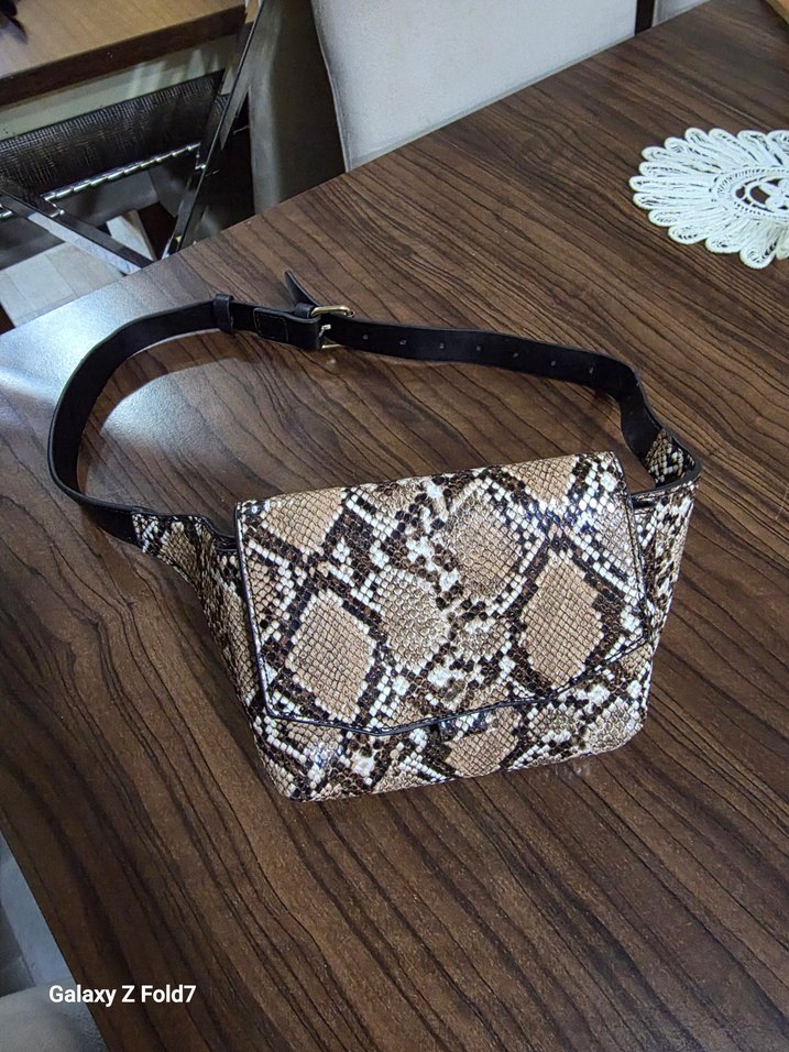 Mango Yılan Derisi Kemerli Bel Çanta - Görsel 2