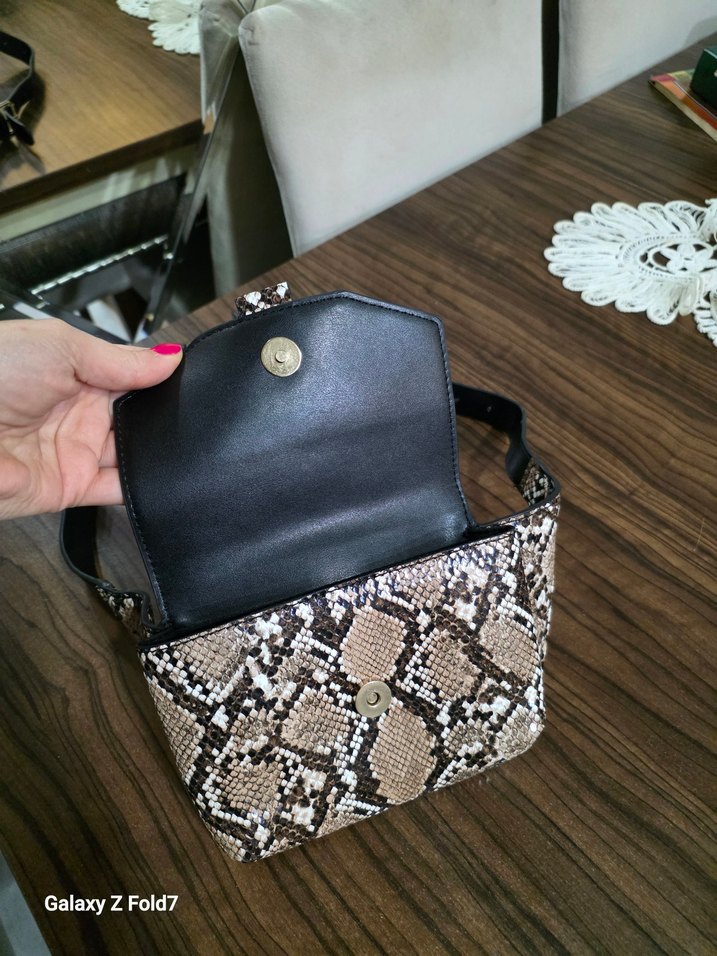 Mango Yılan Derisi Kemerli Bel Çanta - Görsel 3