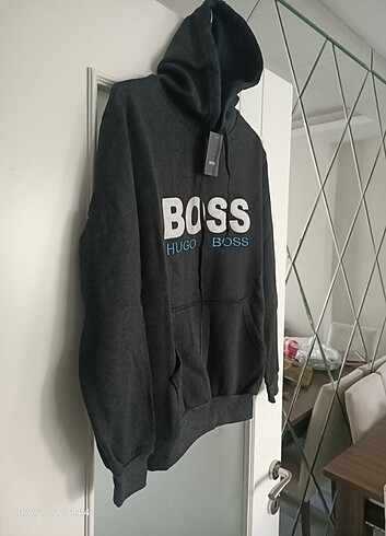 Hugo Boss Sweatshirt M Beden Etiketi Üzerinde Yeni 