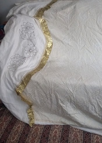 İşlemeli Beyaz Parlak Yatak Örtüsü - Görsel 3