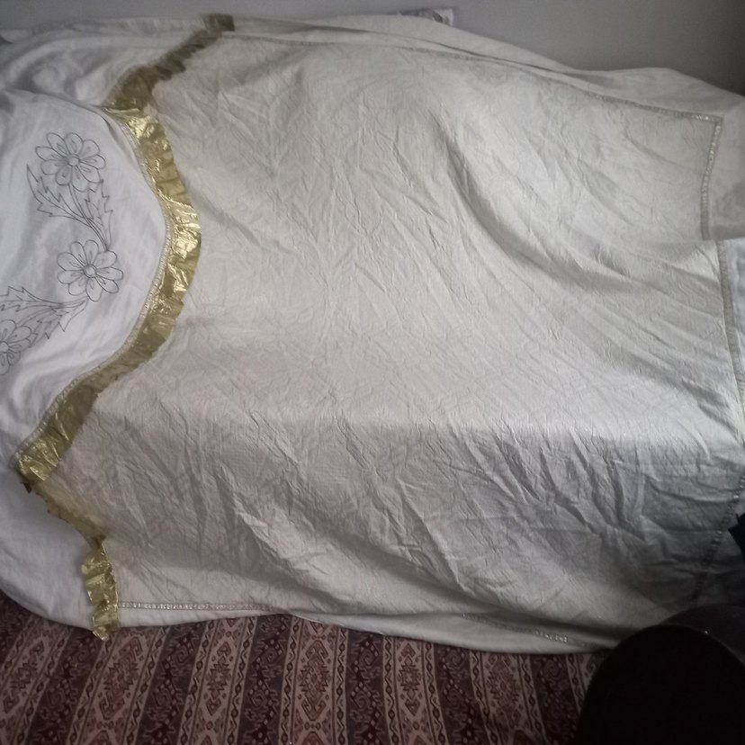 İşlemeli Beyaz Parlak Yatak Örtüsü - Görsel 2